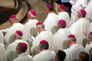 biskupi w czasie mszy świętej